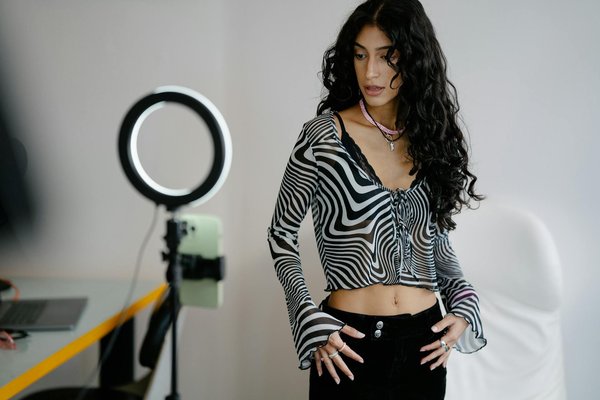 Art du Maquillage Éblouissant : Élevez Vos Célébrations Uniques avec Élégance